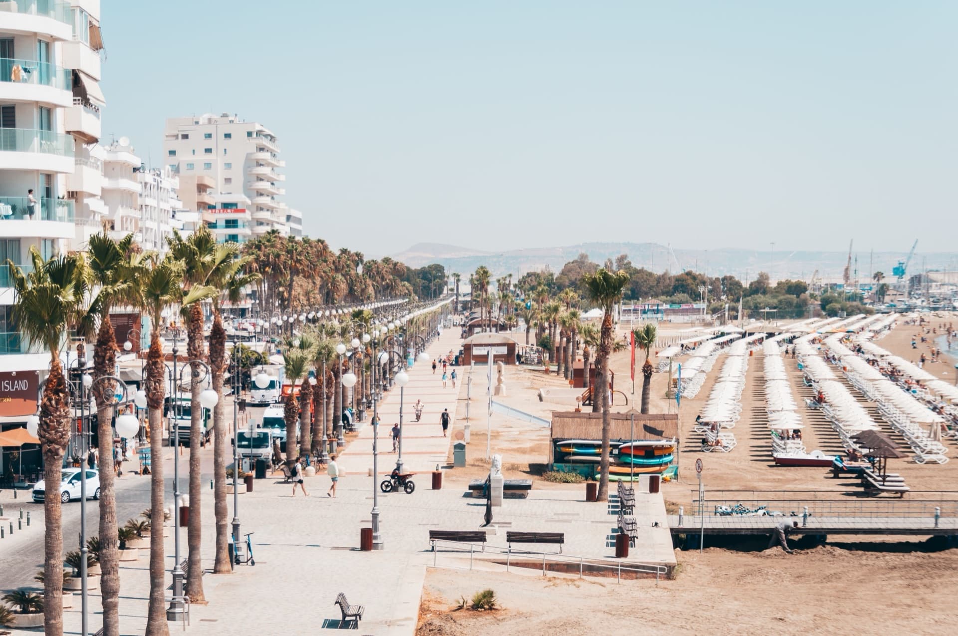 חוף פיניקודס והטיילת עטורת הדקלים בלרנקה, קפריסין